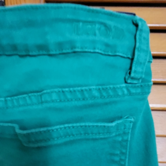 IZOD Raw-Edge Hem Ankle Skinny Jeans - Picture 6 of 8